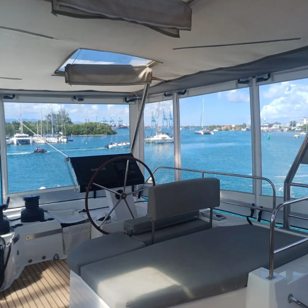 Enclosure & Fermeture de Flybridge Sur-Mesure – Protection Intégrale